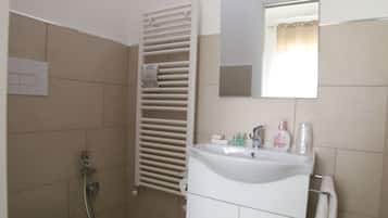 Habitación panorámica - 1 cama matrimonial o 2 individuales | Baño | Regadera, regadera tipo lluvia, amenidades de baño gratuitas