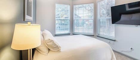 3 bedrooms, desk, iron/ironing board, Internet