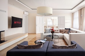 R16 Penthouse Apartment | Opholdsområde | 55-tommers smart-tv med digitale kanaler