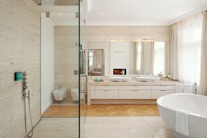 R16 Penthouse Apartment | Baño | Artículos de higiene personal de diseño, secador de pelo y albornoces