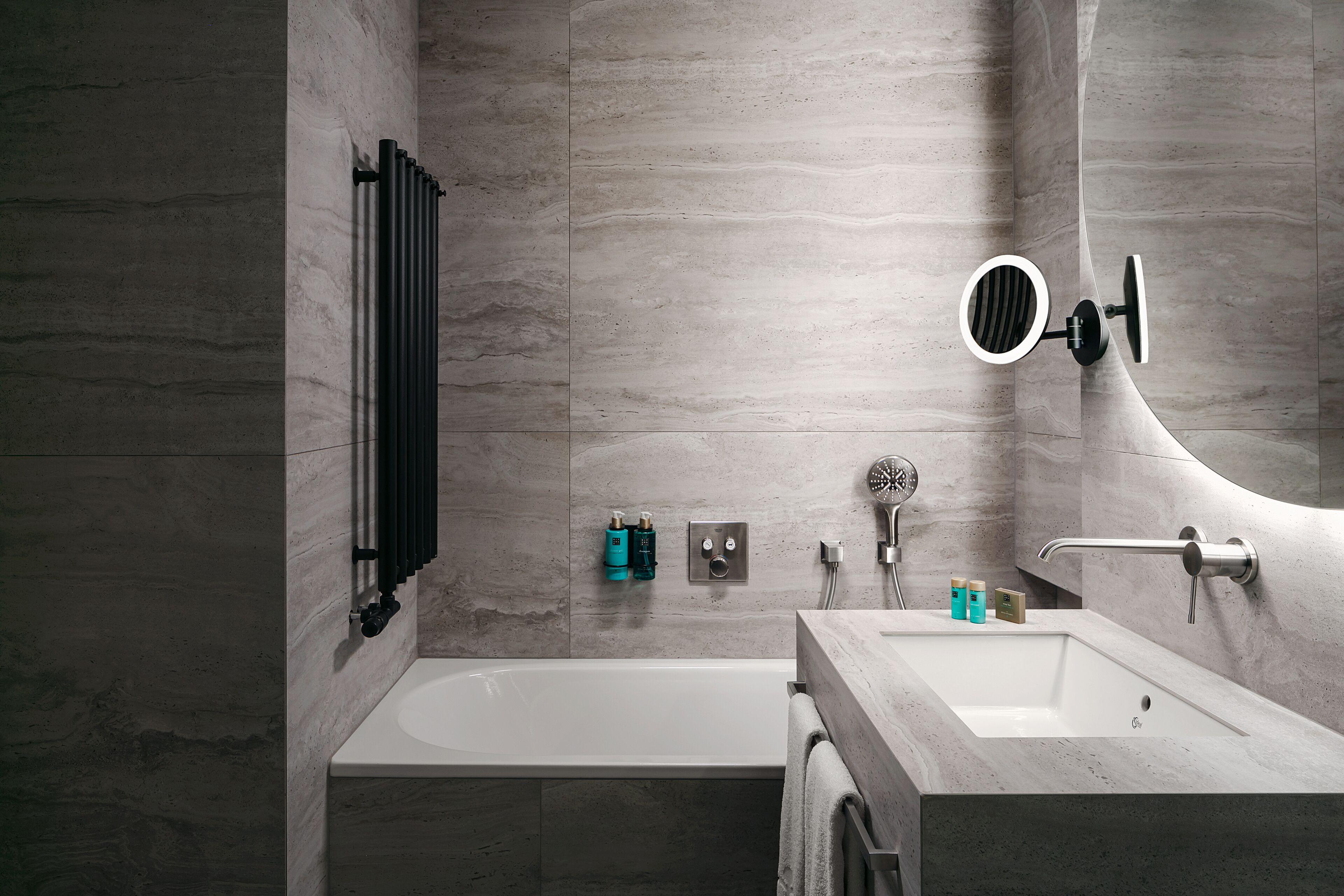 Un baño moderno con bañera, lavamanos y ducha.