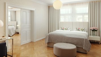 Une chambre à coucher moderne avec un grand lit, une table de chevet, une chaise et une fenêtre avec des rideaux.