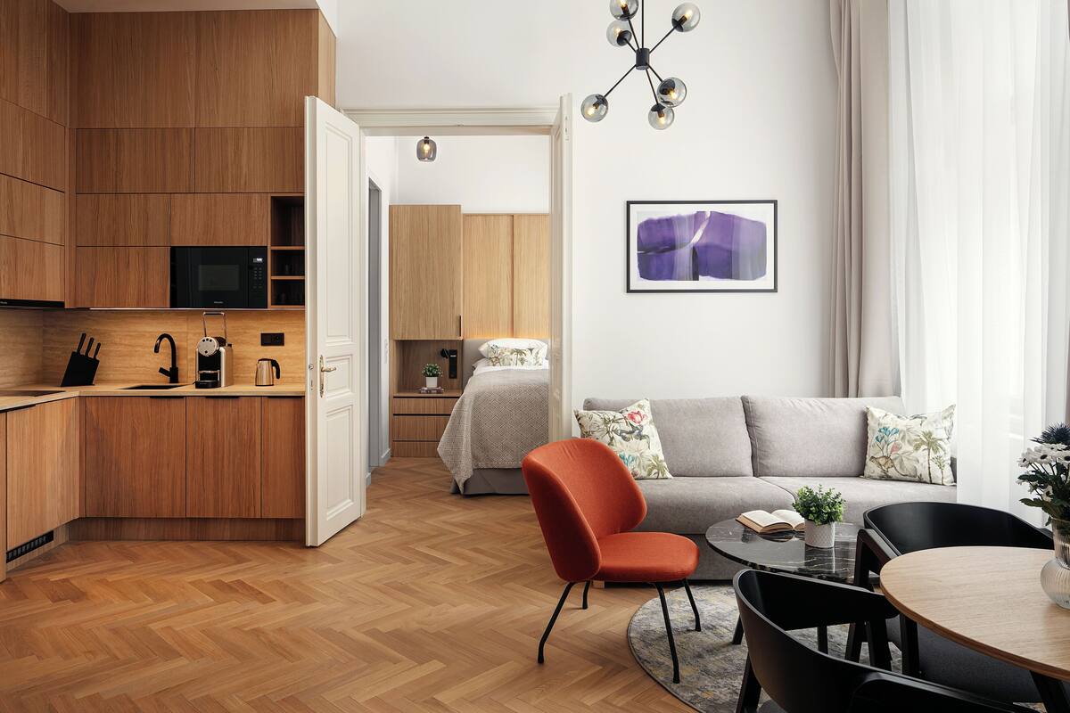 Un apartamento moderno con cocina, comedor y sala de estar.