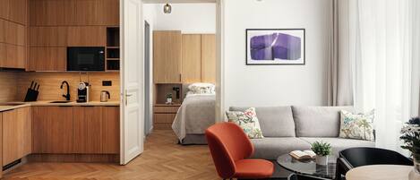 R16 Executive Two Bedroom Apartment | Wohnbereich | 55-Zoll-Smart-TV mit Digitalempfang