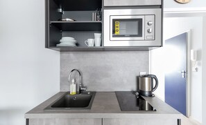 Réfrigérateur, micro-ondes, plaque de cuisson, machine à expresso