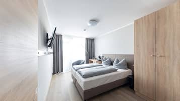Apartamento Business, vistas a la ciudad | Caja fuerte, escritorio, espacio para trabajar con un portátil