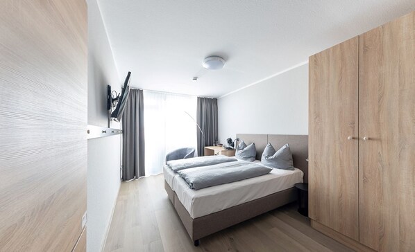 Appartement Affaires, vue ville | Coffres-forts dans les chambres, bureau