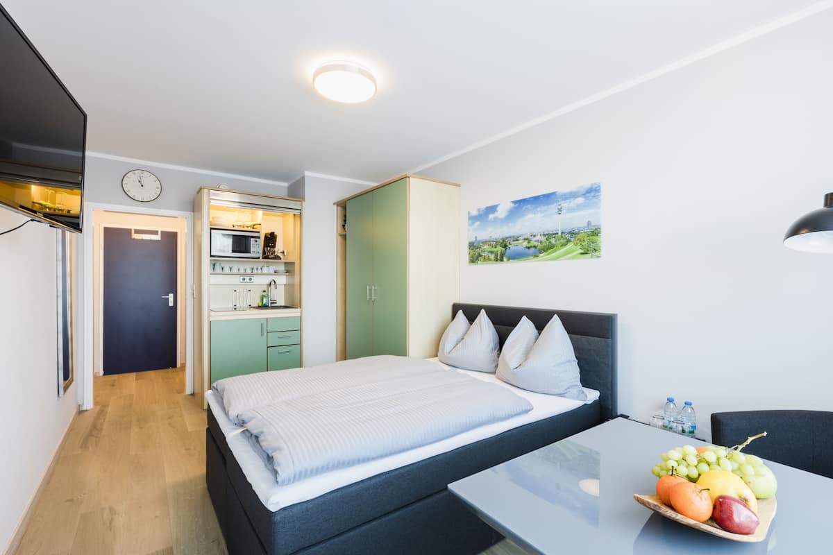 Basic Studio, 1 King Bed, Kitchenette | In-room safe, desk, laptop workspace, blackout drapes