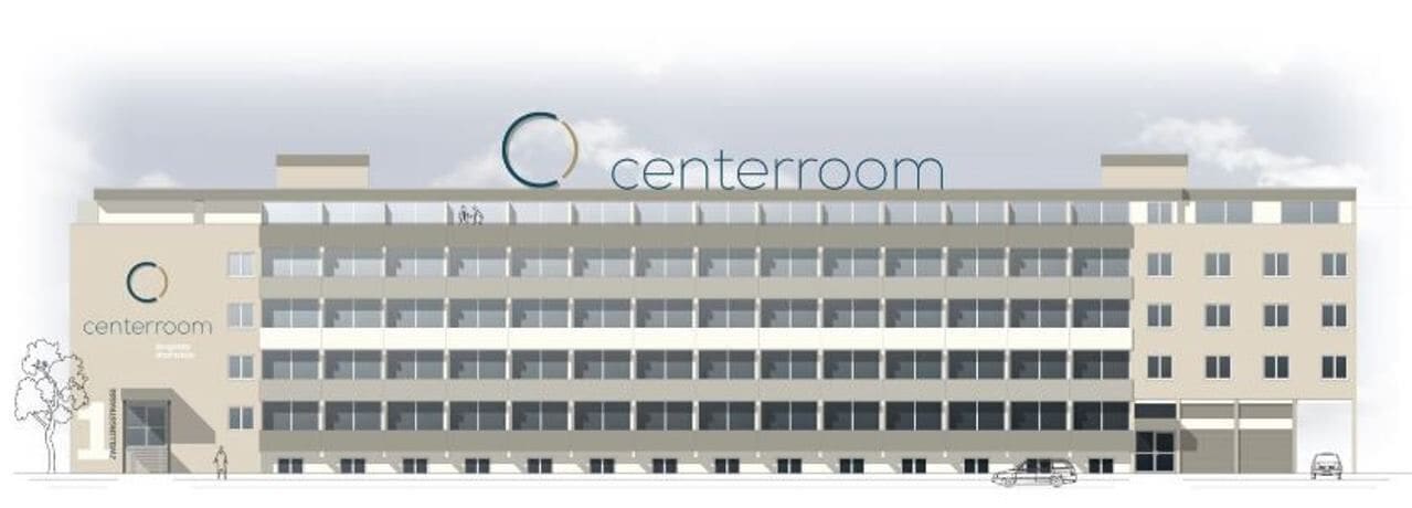 Un edificio de varios pisos con un diseño moderno, que presenta un logotipo destacado y el nombre 'centerroom' en la fachada.