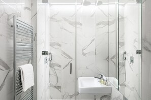 Rybna Two Bedroom Apartment | Baño | Ducha y cabezal de ducha tipo lluvia
