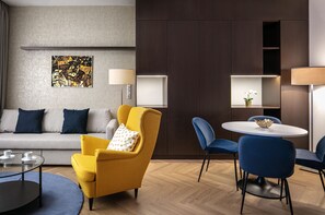 Rybna One Bedroom Apartment | Zona de estar | Smart TV de 55 pulgadas con canales digitales