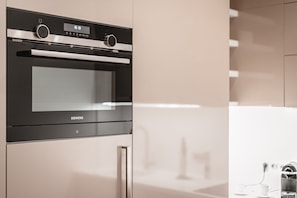 Refrigerador con freezer, horno, placa de cocina, lavavajillas