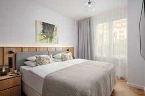 Soukenicka Two Bedroom Apartment | Espaço de trabalho para notebook, cortinas blackout