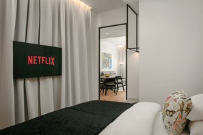 Soukenicka One Bedroom Apartment | Espacio para trabajar con un portátil y cortinas opacas