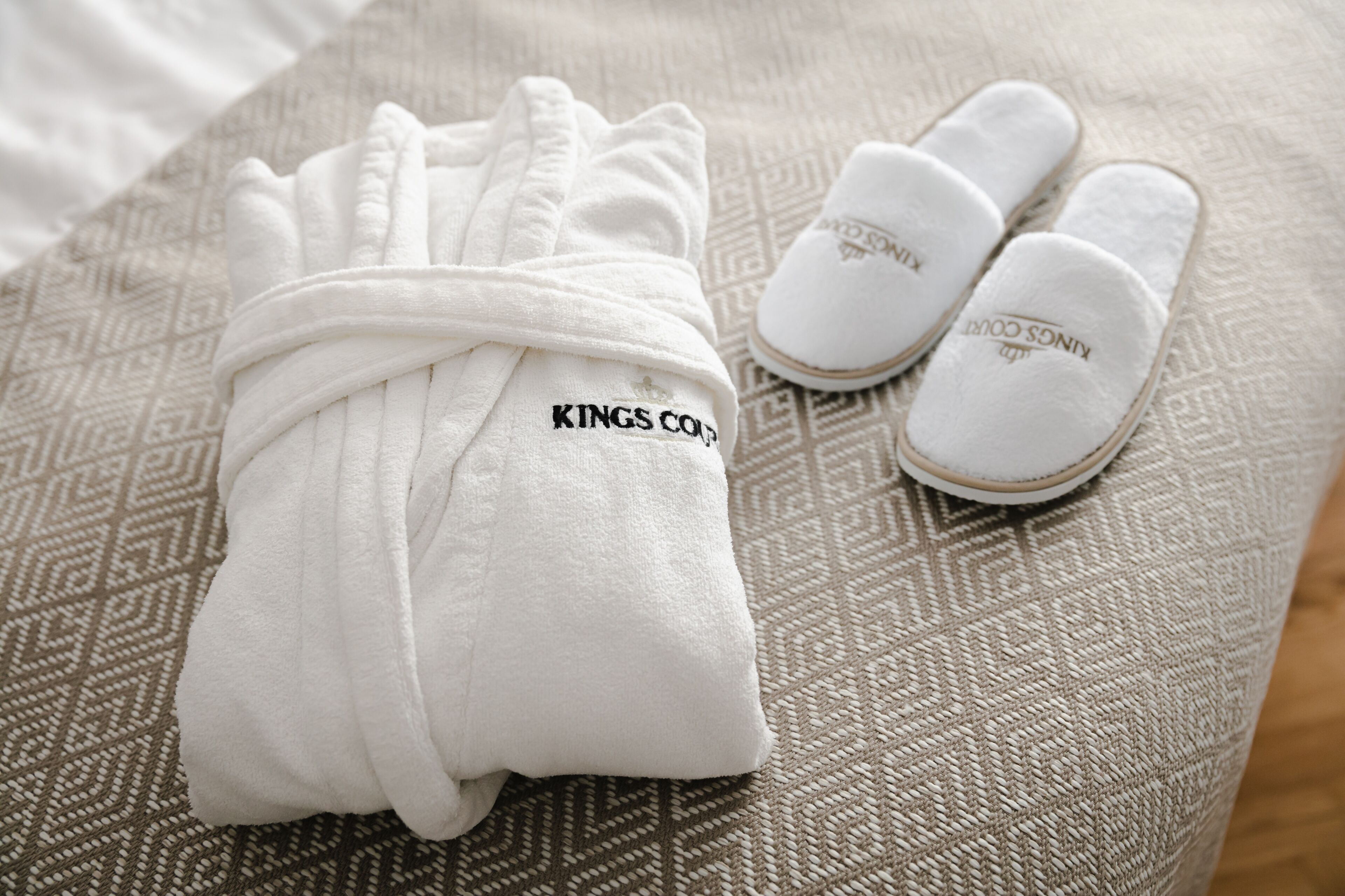 Soukenicka Two Bedroom Apartment | Kylpyhuoneen mukavuudet | Suihku, sadesuihkupää, designer-hygieniatuotteet, hiustenkuivaaja