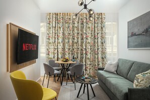 Soukenicka Two Bedroom Apartment | Zona de estar | Smart TV de 55 pulgadas con canales digitales, Netflix