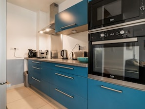 Kjøleskap, mikrobølgeovn, ovn og oppvaskmaskin