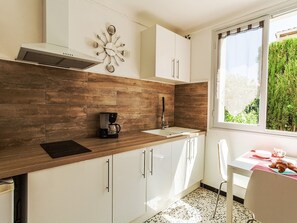 Kühlschrank, Mikrowelle, Herdplatte, Wasserkocher mit Kaffee-/Teezubehör