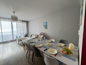 Dining - Cozy renovated apartment with sea view, near beach and activities (Saint-Jean-de-Monts)