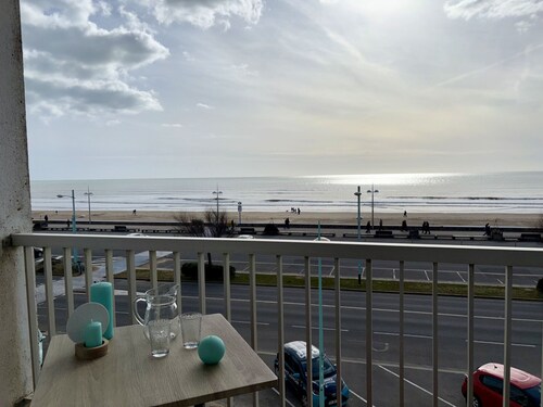 Cozy renovated apartment with sea view, near beach and activities