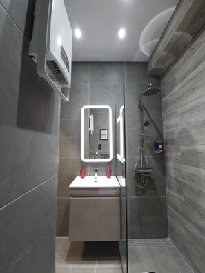 Douche, articles de toilette gratuits, sĂšche-cheveux, peignoirs