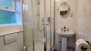 Camera Standard con 2 letti singoli, vista montagna | Bagno | Doccia, sapone, carta igienica