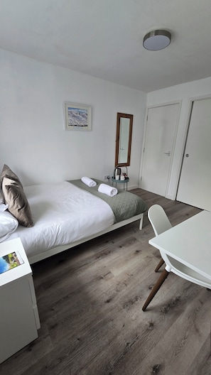 Standard Double Room | Free WiFi, bed sheets - Snowdonia Mountain Lodge (Bangor)