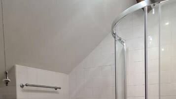 Standard-Apartment, Bergblick | Badezimmer | Dusche, Seife, Toilettenpapier