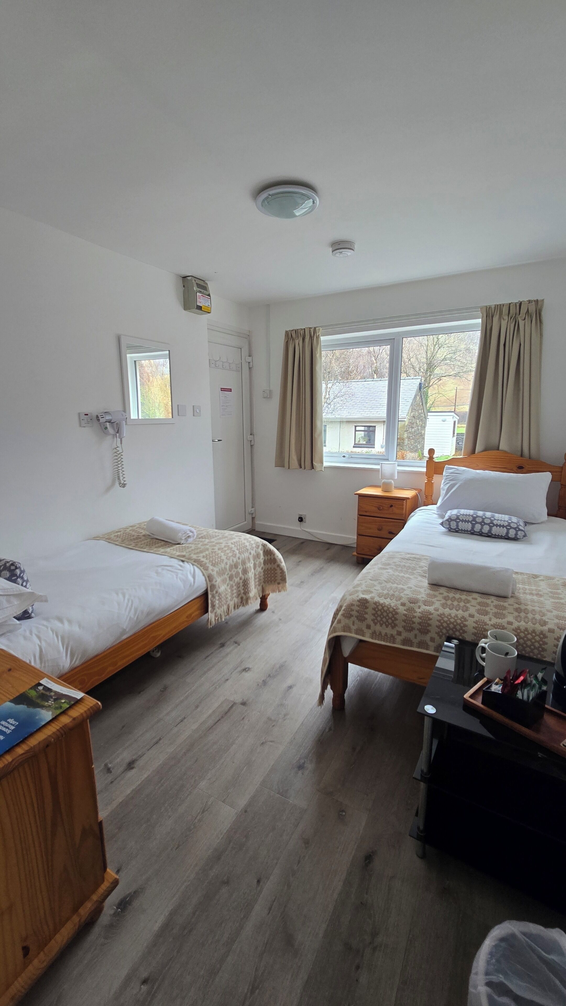 Habitación estándar con 2 camas individuales, vista a la montaña | Wifi gratis y ropa de cama 