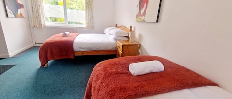 ファミリー ダブルルーム ベッド (複数台) マウンテンビュー | WiFi (無料)、ベッドシーツ