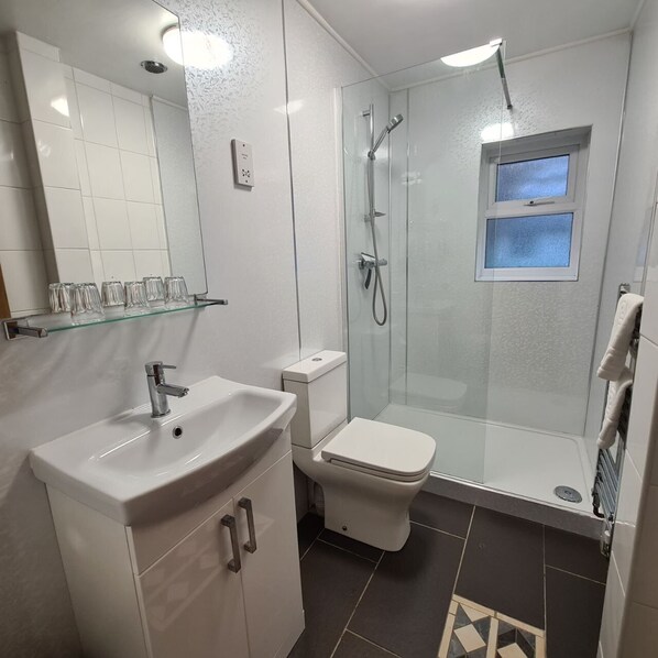 Standard-dobbeltværelse | Badeværelse | Bruser, Sæbe, Toiletpapir