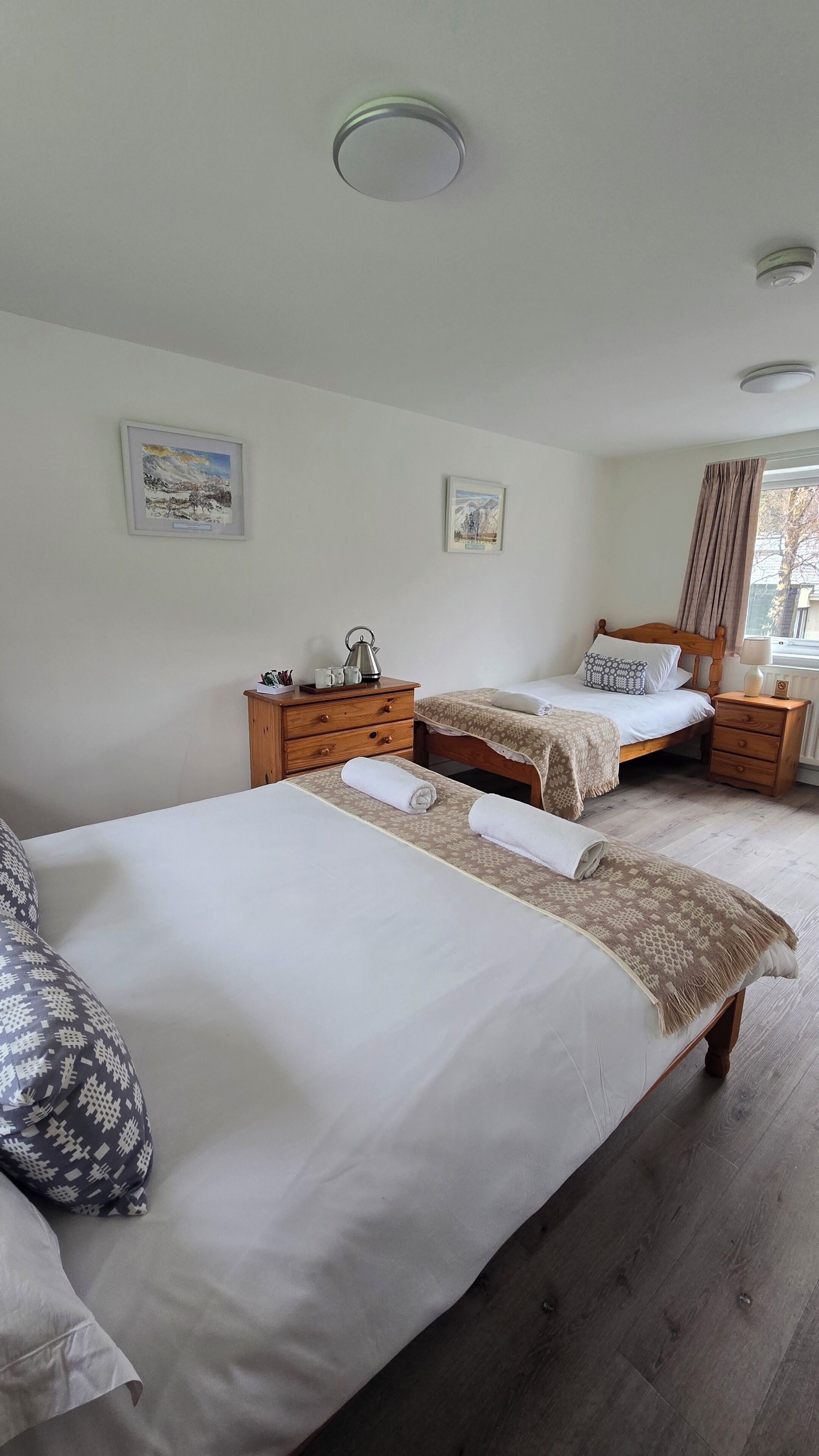 Habitación doble familiar, varias camas, vista a la montaña | Wifi gratis y ropa de cama 