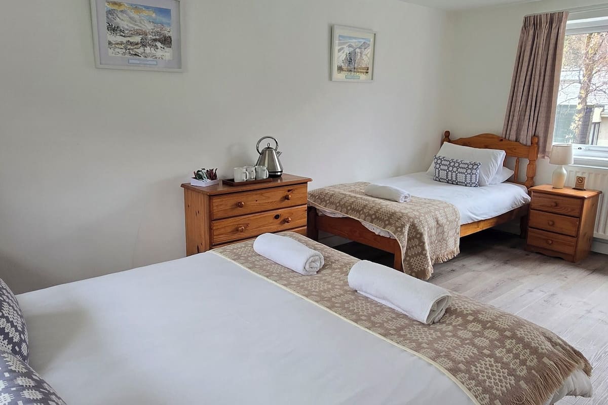 Habitación doble familiar, varias camas, vista a la montaña | Wifi gratis y ropa de cama