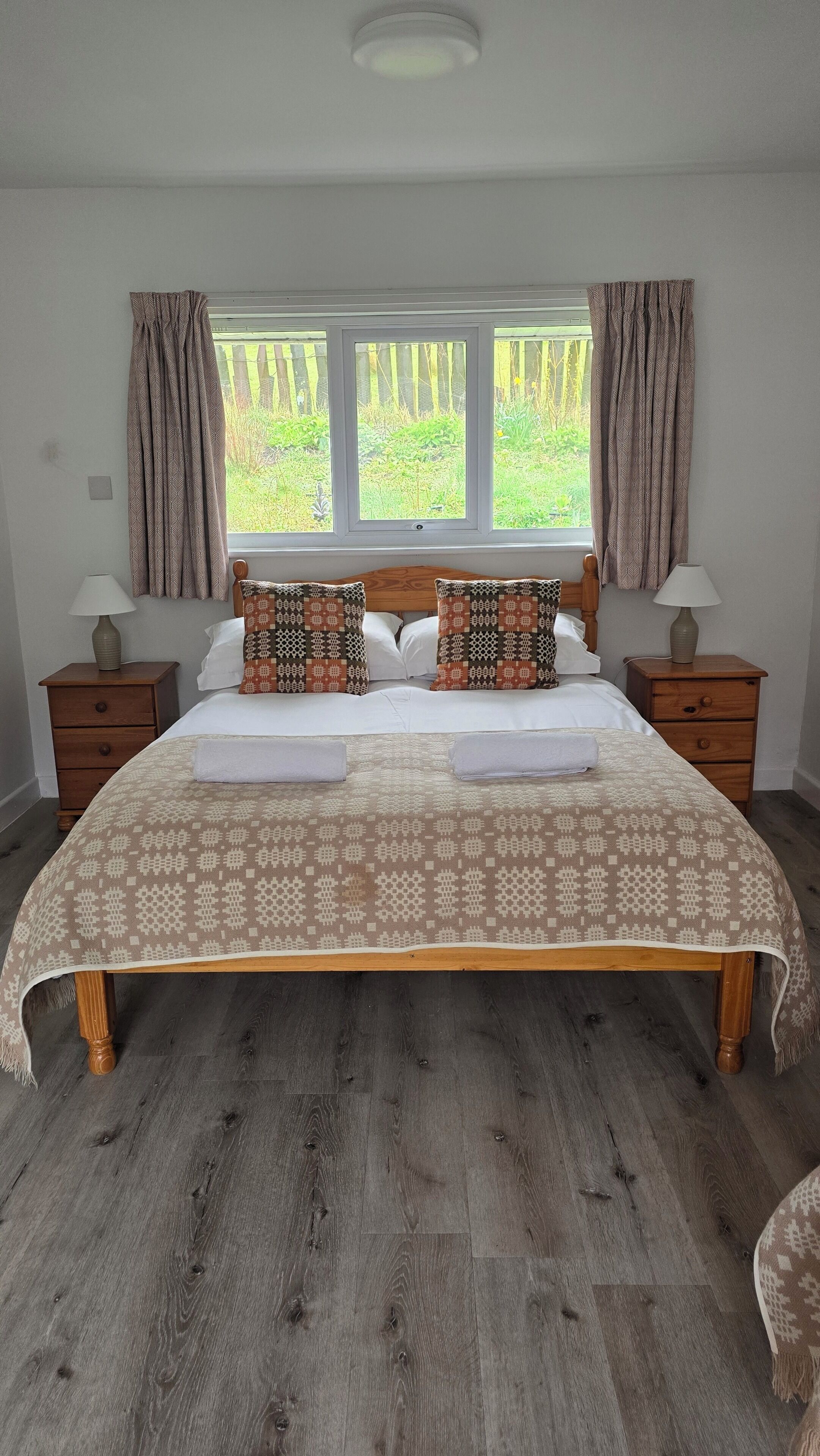 Habitación doble familiar, varias camas, vista a la montaña | Wifi gratis y ropa de cama 