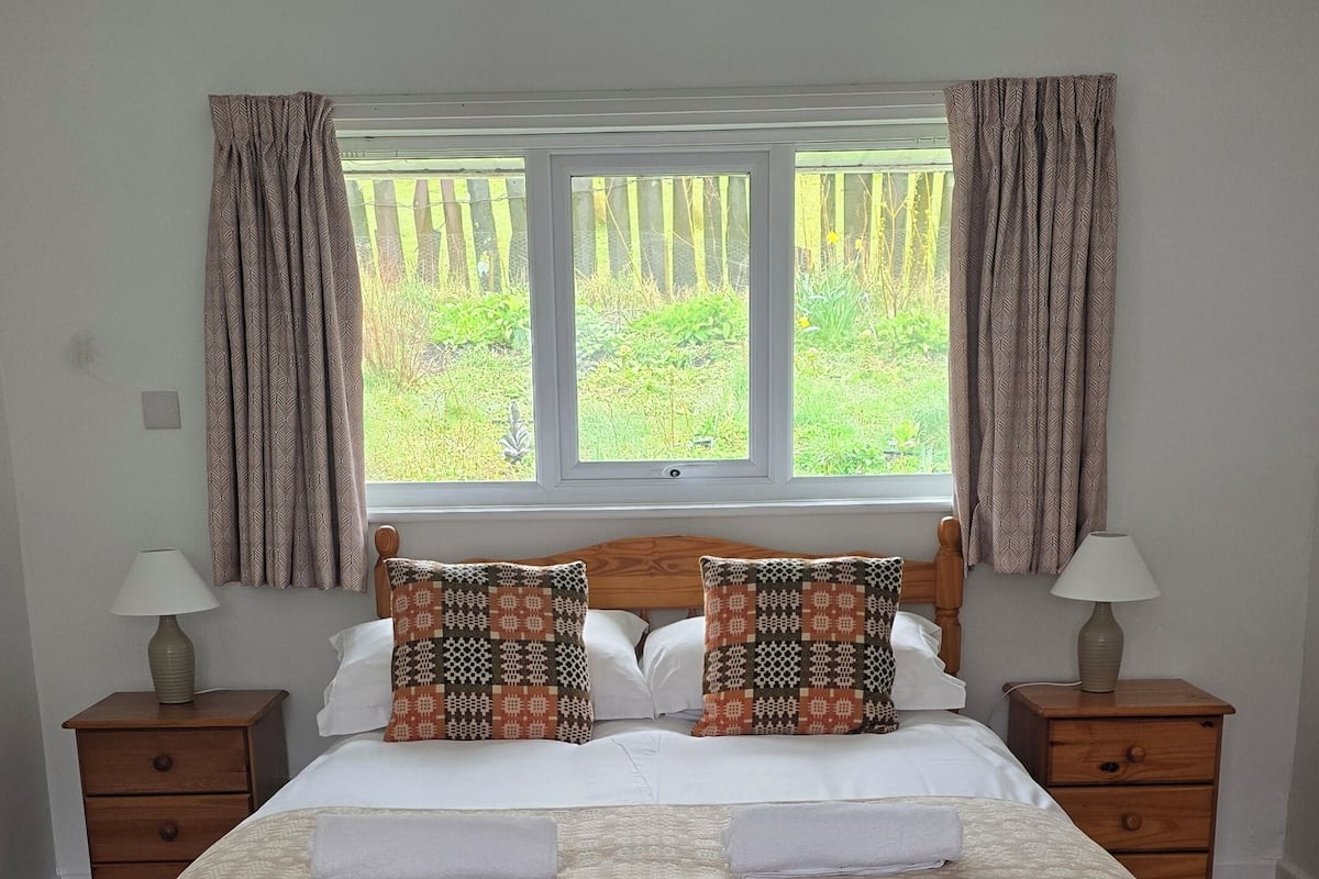 Habitación doble familiar, varias camas, vista a la montaña | Wifi gratis y ropa de cama