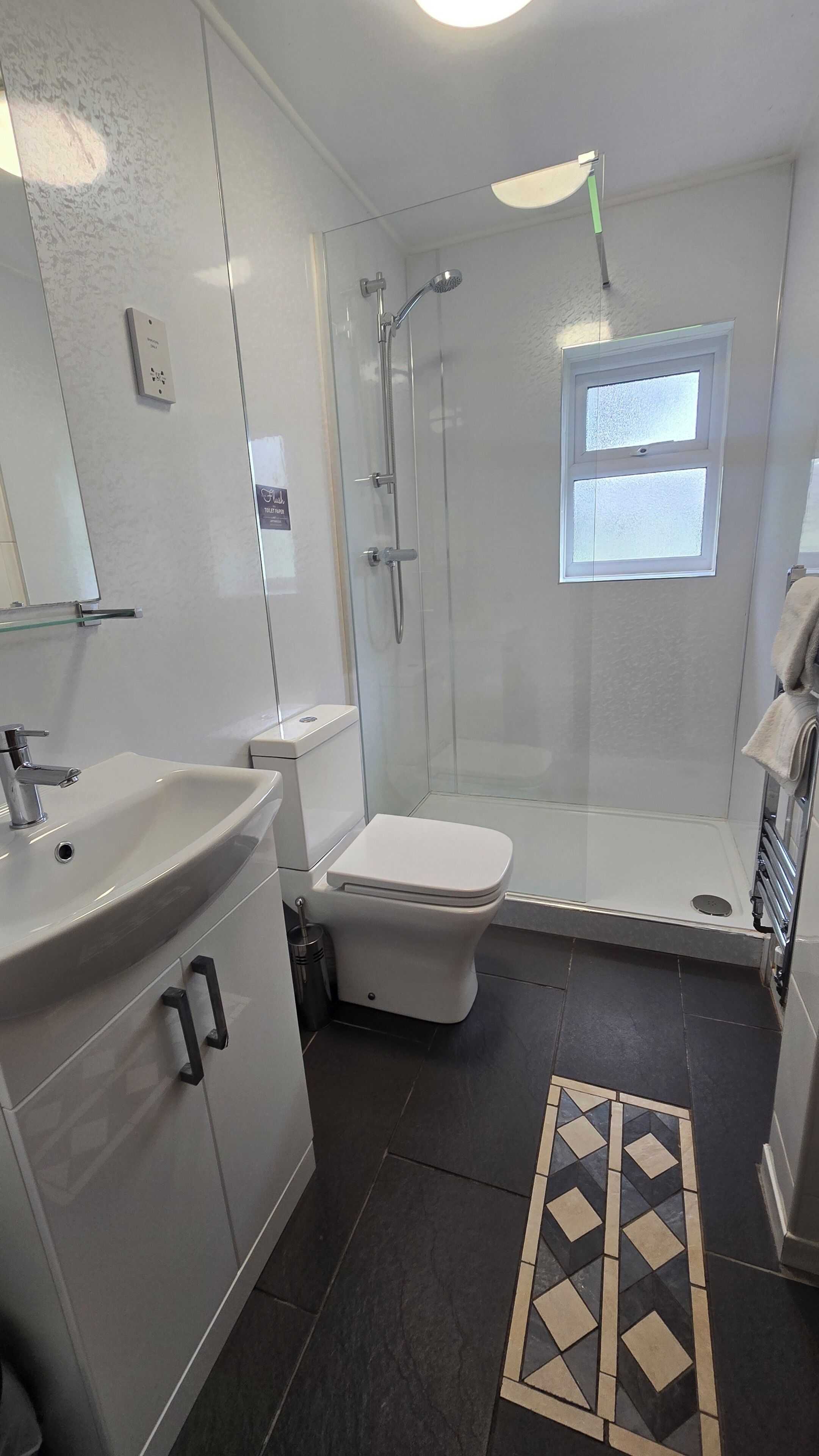 Familie-dobbeltværelse - flere senge - bjergudsigt | Badeværelse | Bruser, Sæbe, Toiletpapir