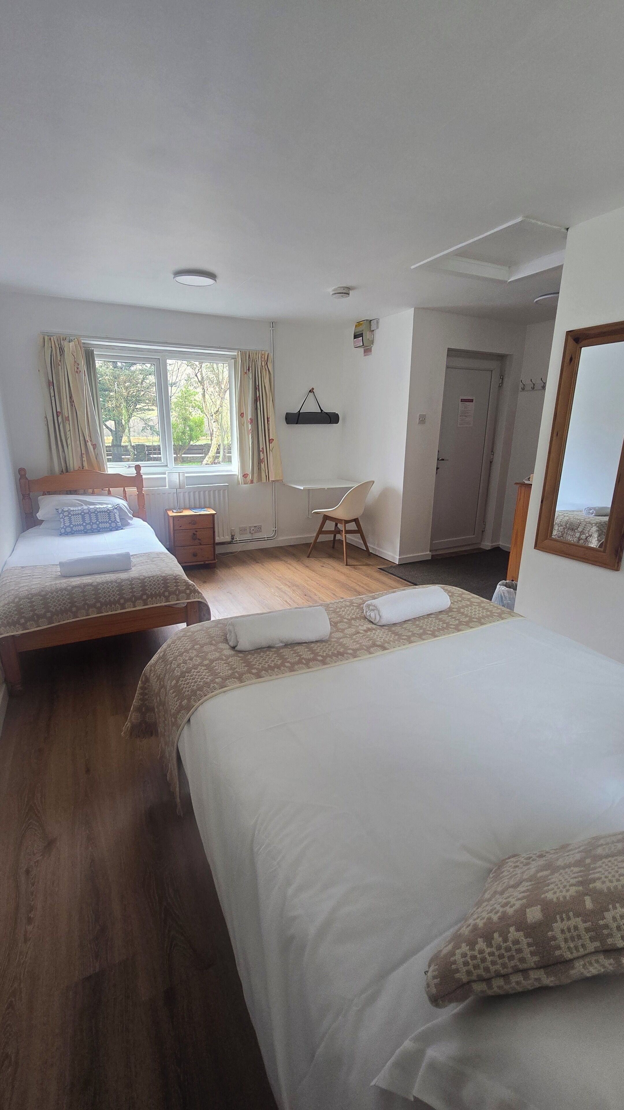 Habitación doble familiar, varias camas, vista a la montaña | Wifi gratis y ropa de cama 