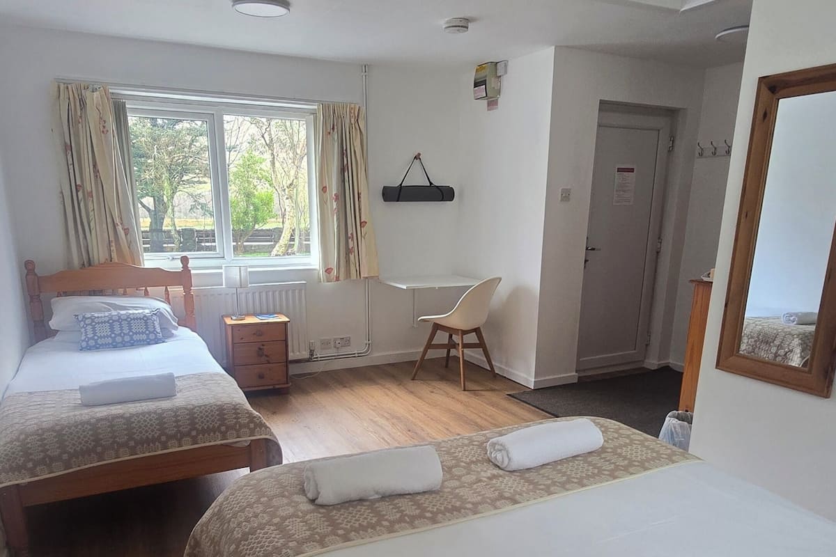 Habitación doble familiar, varias camas, vista a la montaña | Wifi gratis y ropa de cama