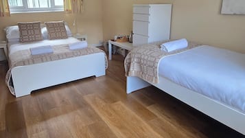 Familie tweepersoonskamer, Meerdere bedden, uitzicht op bergen | Gratis wifi, beddengoed