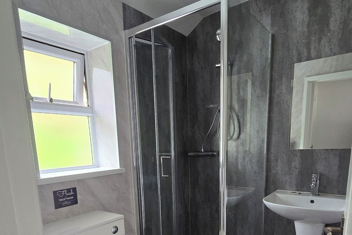 Chambre Standard avec lits jumeaux, vue montagne | Salle de bain | Douche, savon, papier toilette