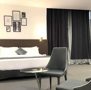 Habitación estándar con 1 cama matrimonial o 2 individuales | Ropa de cama de alta calidad, minibar y escritorio 