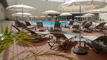 Una piscina al aire libre de temporada