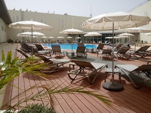 Una piscina al aire libre de temporada