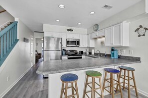 Refrigerador, microondas, horno y parrilla de estufa