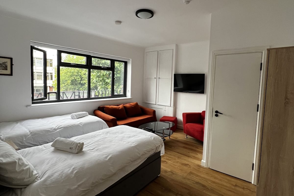 Tomannsrom – comfort, eget bad | Individuelt dekorert, wi-fi (inkludert) og sengetøy