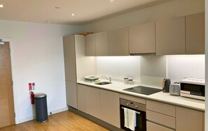 Kühlschrank, Mikrowelle, Ofen, Geschirrspüler