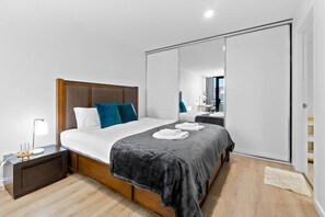 2 soverom, strykejern/-brett og sengetøy