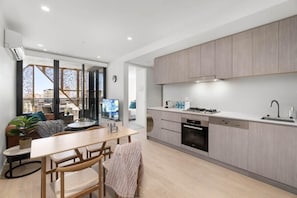 Fridge, microwave, oven, stovetop - The amazing 1BR CBD Apt Premium Location (Adelaide)