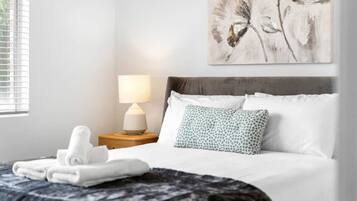 2 slaapkamers, een strijkplank/strijkijzer, reisbedje, wifi