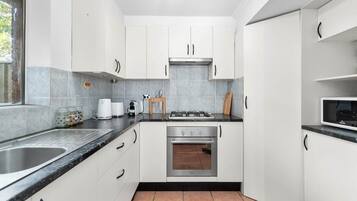 KĂŒhlschrank, Mikrowelle, Ofen, Herdplatte